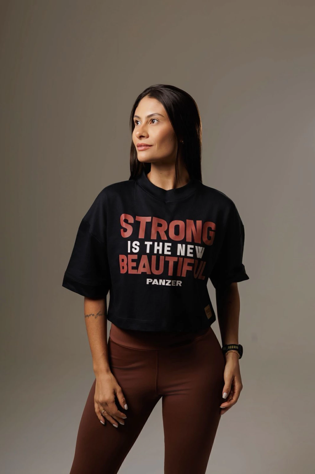 Cropped Oversized Strong Is the New Beautiful — outro ângulo